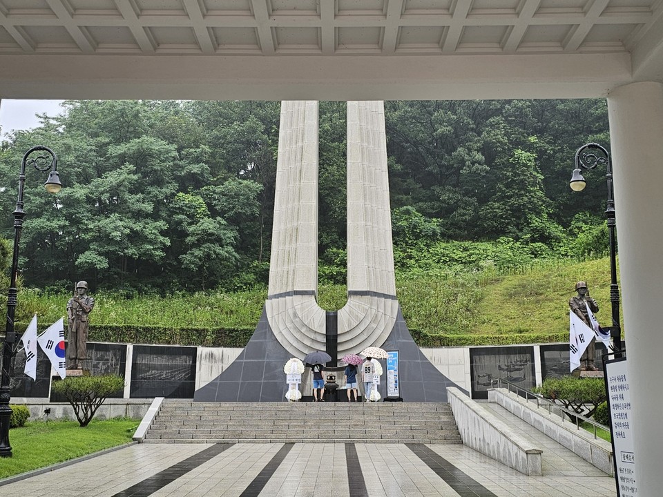 6.25전쟁 제75주년인 25일 오전 10시40분께 이슬비가 내리는 국립이천호국원 현충탑 에 우산을 든 추모객들의 발길이 조용히 이어지고 있다. (사진=송석원 기자)
