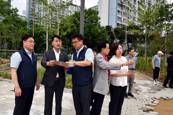 인천 미추홀구의회가 공사로 인한 주민 불편을 직접 확인하고 해결 방안을 모색하기 위해 현장을 찾았다. (사진제공=미추홀구의회)