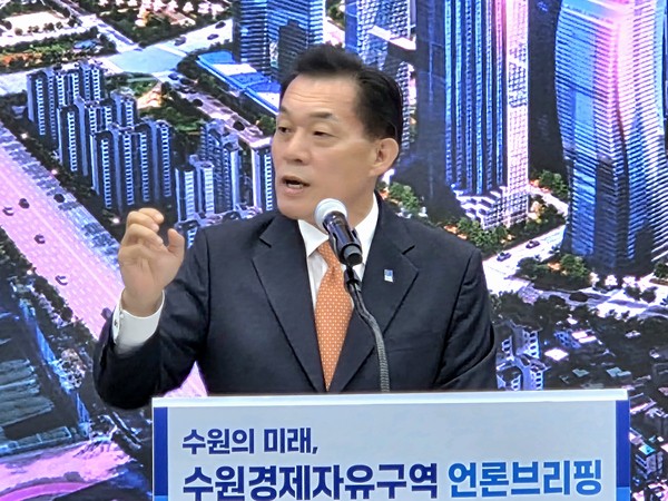 이재준 수원시장이 취임 3주년을 앞둔 25일 자신의 성과와 앞으로의 추진과제를 발표하는 기자회견을 가졌다. 이재준 수원시장이 언론일릏 상대로 브리핑을 하고 있다. (사진=순정우 기자)