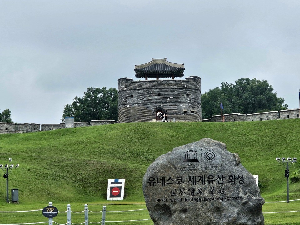 26일 낮 12시25분께 수원화성 연무대안내소에서 바라본 동북공심돈 앞을 연인들이 지나고 있다. (사진=순정우 기자)