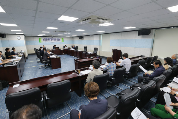 인천 동구의회는 지난 25일 의회 위원회 회의실에서 ‘제물포구 의원 정수 확대’와 관련한 공청회를 개최했다. (사진제공=동구의회)