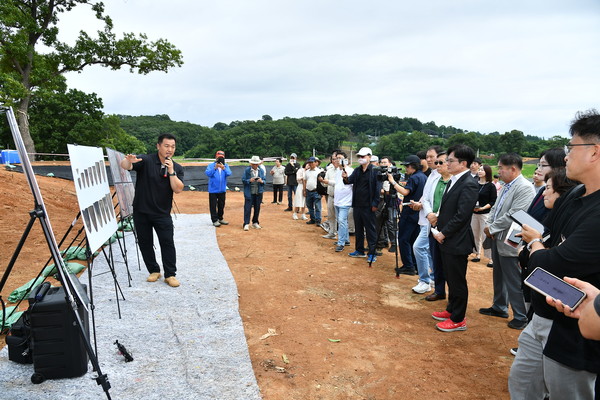 김포시가 대곶면 신안리에서 고고학계 전문가와 시민, 언론 등이 참여한 가운데 ‘김포 신안리 유적 5차 발굴 조사’ 현장 공개 행사를 개최하고, 신석기시대 주거지와 유물을 직접 확인하는 시간을 가졌다. (사진제공=김포시)