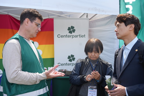 황대호 의원이 스웨덴 고틀란드주 비스뷔에서 열린 ‘알메달렌 위크’에 참가해, “한국 민주주의의 회복력”을 주제로 기조연설을 진행했다.(사진제공=경기도의회)
