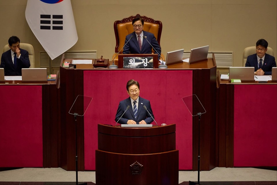 이재명 대통령이 부산진구에서 발생한 아파트 화재 참변과 관련해 “사랑하는 두 자녀를 한꺼번에 잃은 유가족께 깊은 애도의 마음을 전한다”며 26일 오후 자신의 SNS에 공식 입장을 밝혔다. 사진은 이날 오전 국회 시정연설 모습. (사진=이재명 대통령 페이스북)