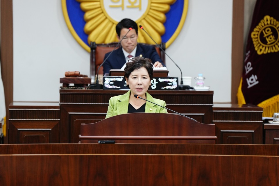 안애경 포천시의원(국민의힘)이 중단된 산정호수 명성산 케이블카 조성사업과 고모호수공원 정비사업을 둘러싼 집행부의 무대응을 강하게 비판했다. (사진=김성운 기자)