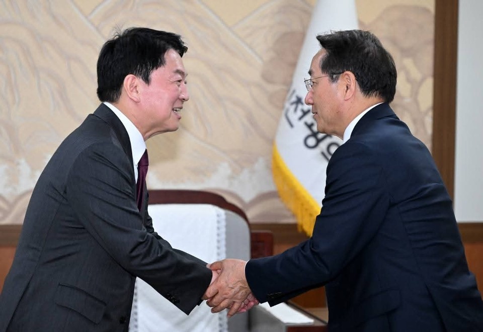 국민의힘 안철수 의원이 27일 인천을 찾아 유정복 인천시장과 회동하고 당의 쇄신 방향에 대해 논의했다. (사진=유정복 인천시장 페이스북)