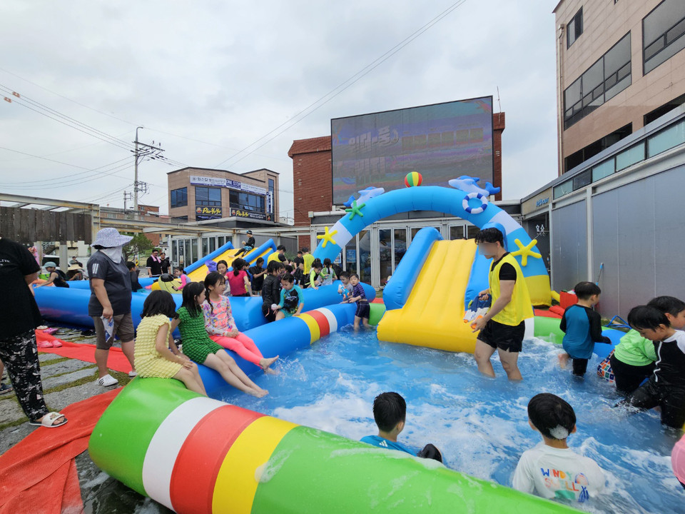 찜통더위가 이어진 28일 평택시 팽성읍 안정리예술인광장에서 열린 ‘원더-풀 비치’ 축제에 어린이와 부모 등 가족 단위 시민 500~600여 명이 참여해 물과 예술, 체험이 어우러진 여름을 만끽했다. (사진=김종대 기자)