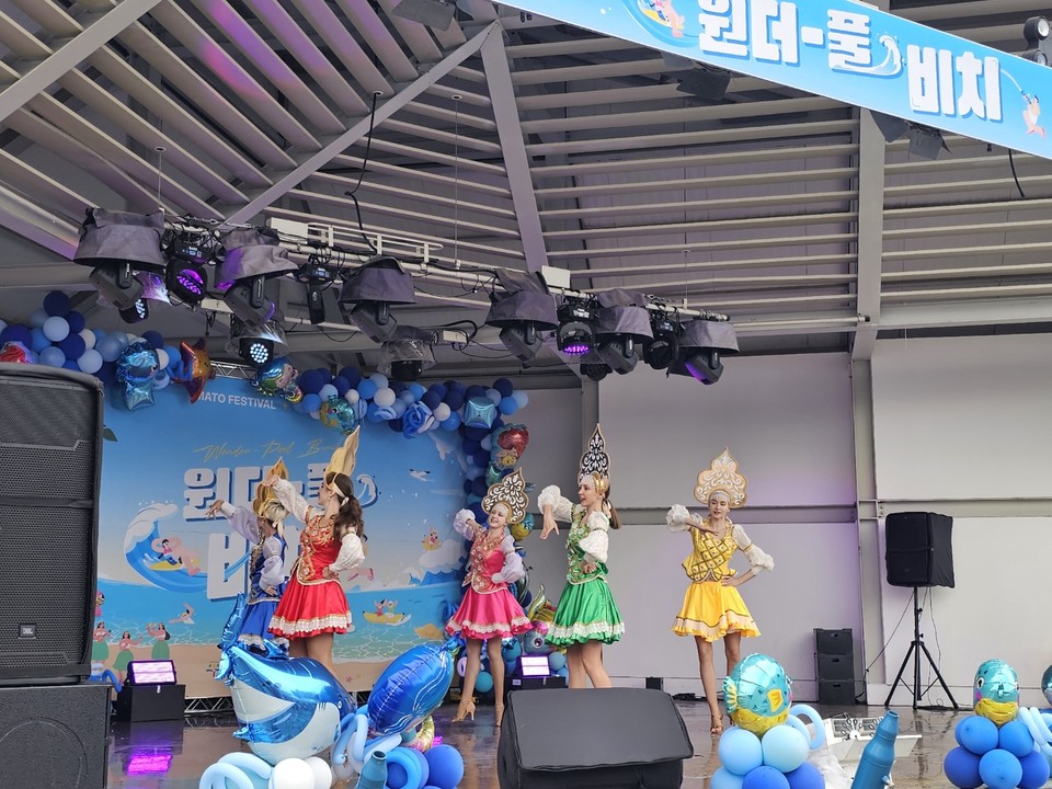 찜통더위가 이어진 28일 평택시 팽성읍 안정리예술인광장에서 열린 ‘원더-풀 비치’ 축제에 어린이와 부모 등 가족 단위 시민 500~600여 명이 참여해 물과 예술, 체험이 어우러진 여름을 만끽했다. (사진=김종대 기자)