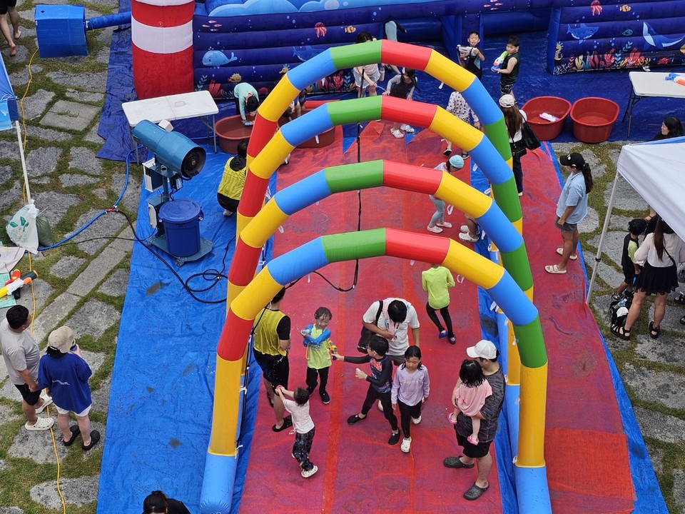 찜통더위가 이어진 28일 평택시 팽성읍 안정리예술인광장에서 열린 ‘원더-풀 비치’ 축제에 어린이와 부모 등 가족 단위 시민 500~600여 명이 참여해 물과 예술, 체험이 어우러진 여름을 만끽했다. (사진=김종대 기자)