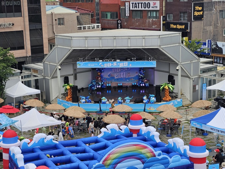 찜통더위가 이어진 28일 평택시 팽성읍 안정리예술인광장에서 열린 ‘원더-풀 비치’ 축제에 어린이와 부모 등 가족 단위 시민 500~600여 명이 참여해 물과 예술, 체험이 어우러진 여름을 만끽했다. (사진=김종대 기자)