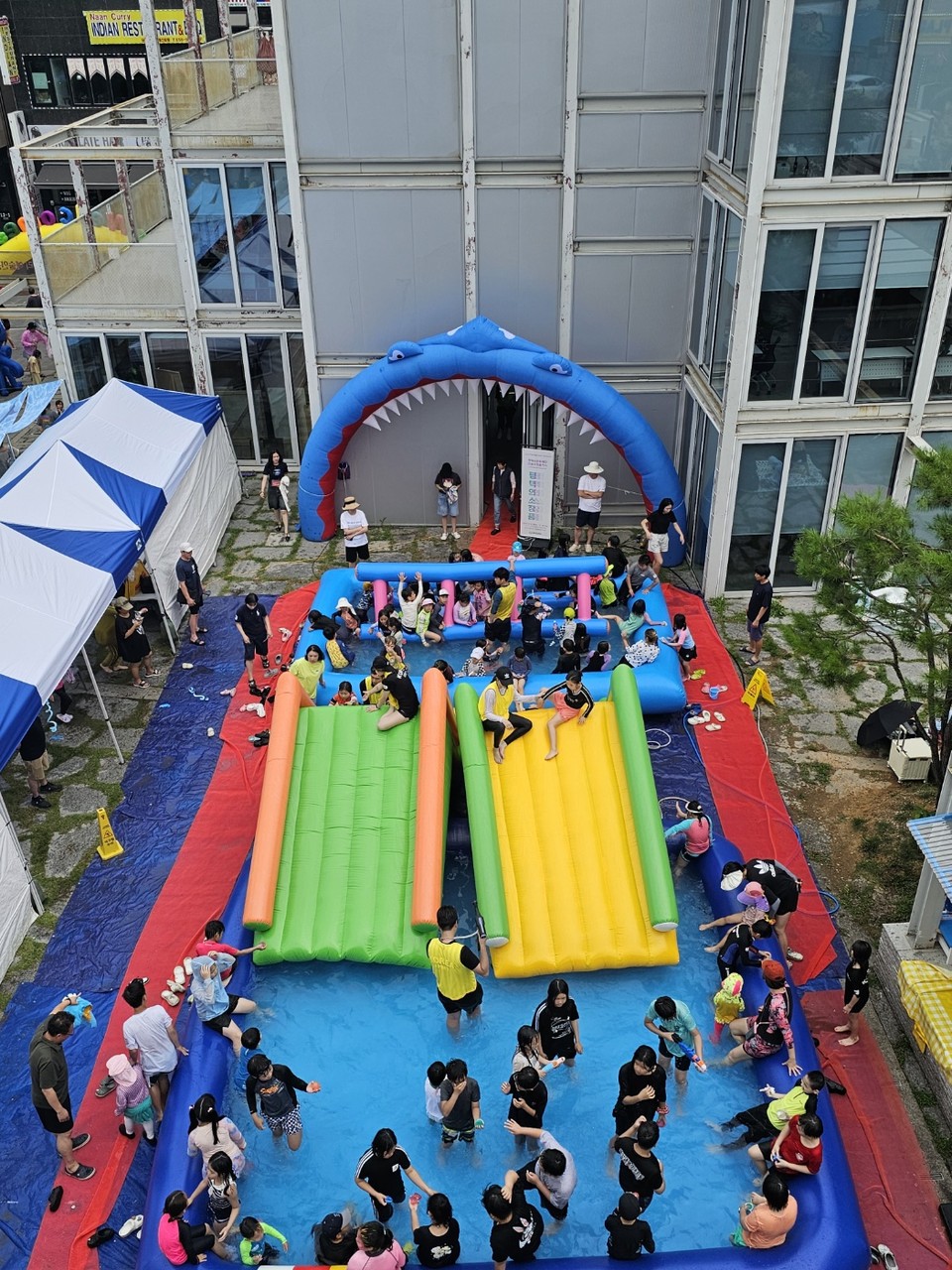 찜통더위가 이어진 28일 평택시 팽성읍 안정리예술인광장에서 열린 ‘원더-풀 비치’ 축제에 어린이와 부모 등 가족 단위 시민 500~600여 명이 참여해 물과 예술, 체험이 어우러진 여름을 만끽했다. (사진=김종대 기자)