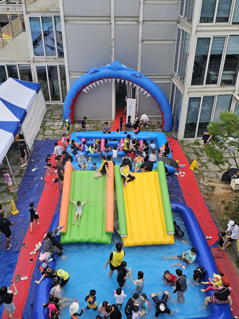 찜통더위가 이어진 28일 평택시 팽성읍 안정리예술인광장에서 열린 ‘원더-풀 비치’ 축제에 어린이와 부모 등 가족 단위 시민 500~600여 명이 참여해 물과 예술, 체험이 어우러진 여름을 만끽했다. (사진=김종대 기자)