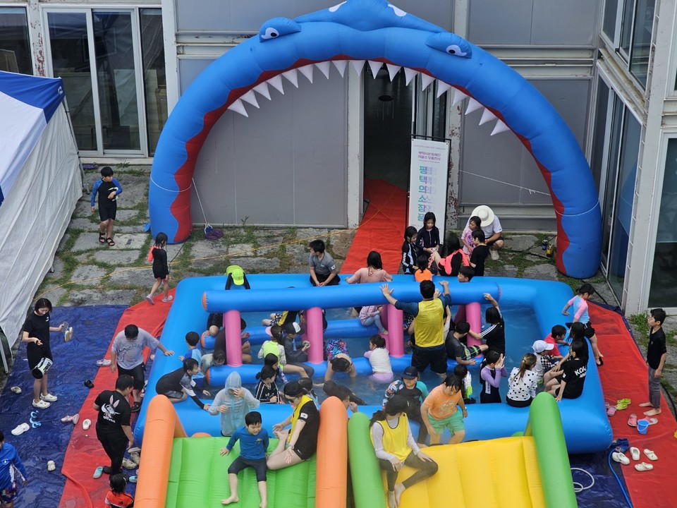 찜통더위가 이어진 28일 평택시 팽성읍 안정리예술인광장에서 열린 ‘원더-풀 비치’ 축제에 어린이와 부모 등 가족 단위 시민 500~600여 명이 참여해 물과 예술, 체험이 어우러진 여름을 만끽했다. (사진=김종대 기자)