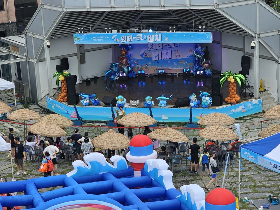찜통더위가 이어진 28일 평택시 팽성읍 안정리예술인광장에서 열린 ‘원더-풀 비치’ 축제에 어린이와 부모 등 가족 단위 시민 500~600여 명이 참여해 물과 예술, 체험이 어우러진 여름을 만끽했다. (사진=김종대 기자)