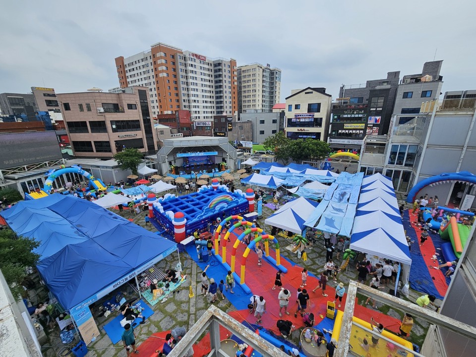 찜통더위가 이어진 28일 평택시 팽성읍 안정리예술인광장에서 열린 ‘원더-풀 비치’ 축제에 어린이와 부모 등 가족 단위 시민 500~600여 명이 참여해 물과 예술, 체험이 어우러진 여름을 만끽했다. (사진=김종대 기자)