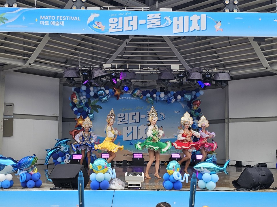 찜통더위가 이어진 28일 평택시 팽성읍 안정리예술인광장에서 열린 ‘원더-풀 비치’ 축제에 어린이와 부모 등 가족 단위 시민 500~600여 명이 참여해 물과 예술, 체험이 어우러진 여름을 만끽했다. (사진=김종대 기자)