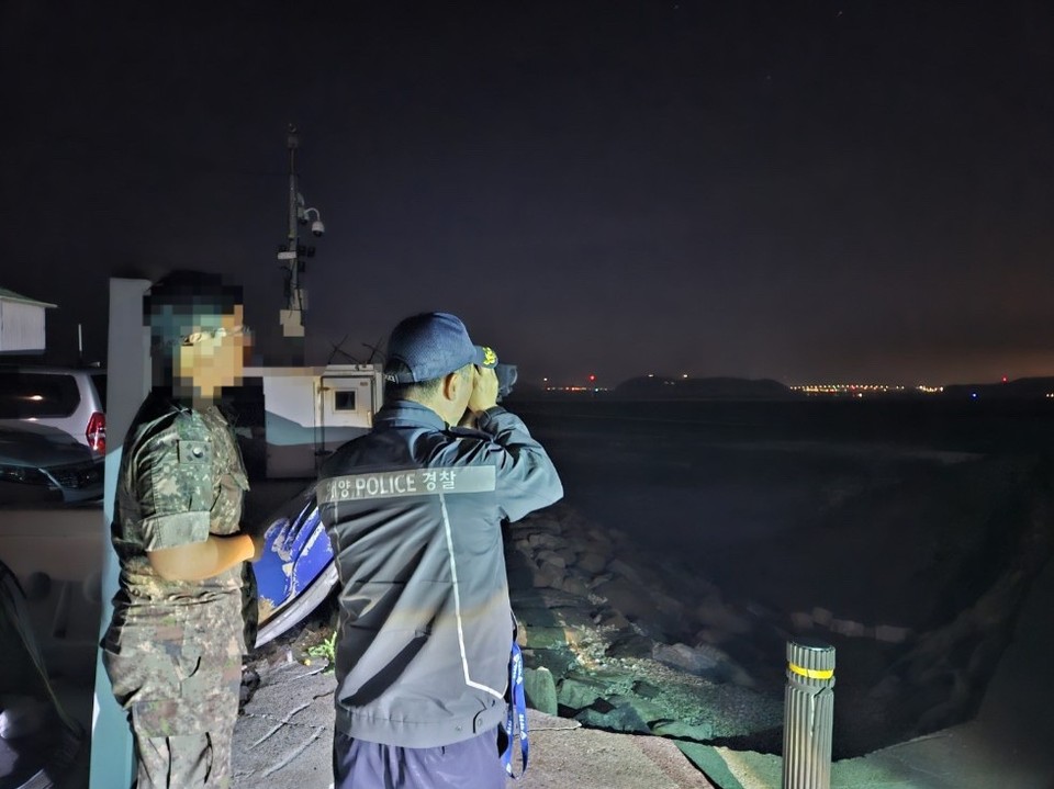 안산 대부도 인근 ‘쪽박섬’ 갯벌에서 고립됐던 60대 남성이 민·관·군의 유기적 대응 속에 무사히 구조됐다. 사진은 군과 해경이 열화상카메라로 해안가를 탐색중에 있다. (사진제공=평택해경)