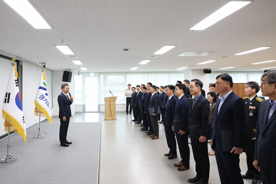 강민석 경기도 대변인은 30일 김동연 경기도지사가 실국장 및 부단체장 승진자에게 임명장을 수여하는 자리에서 ‘세 가지 메시지’를 전했다고 밝혔다. (사진제공=경기도)