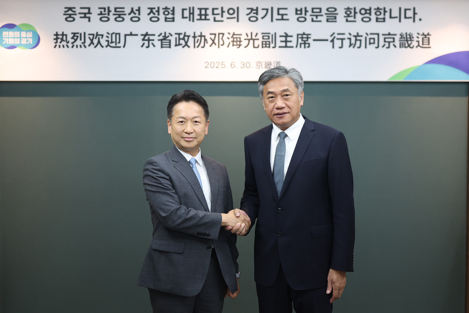 고영인 경기도 경제부지사(왼쪽)가 30일 도청에서 중국 덩하이광 광둥성 정치협상회의 부주석과 만나, 경제통상·문화관광·환경·청소년 등 분야에서 양 지역 교류 협력을 강화할 방안을 논의했다. (사진제공=경기도)