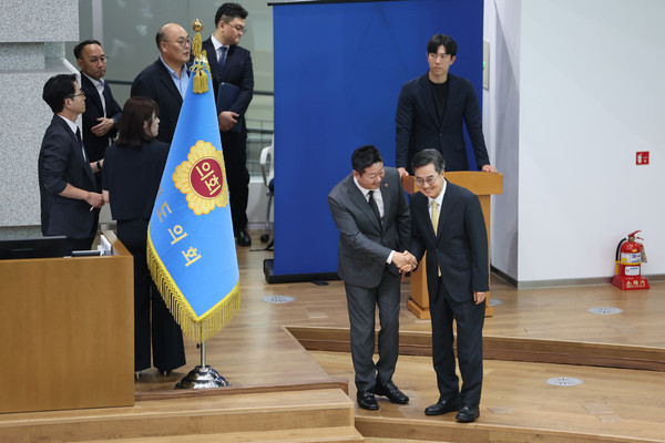 사진은 지난 27일 오전 경기도의회 본회의장에서 열린 제384회 정례회 제4차 본회의에서 김동연 경기도지사가 김진경 경기도의회 의장과 인사를 나누고 있는 모습 (사진제공=경기도)