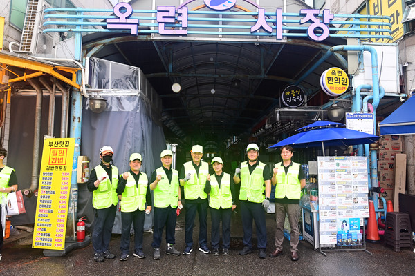 이재호 연수구청장이 민선8기 출범 3주년을 맞아 1일 새벽, 옥련시장과 독배로 일대에서 도로환경공무관들과 함께 가로 청소 활동을 하며 현장 행정을 실천했다. (사진제공=연수구)