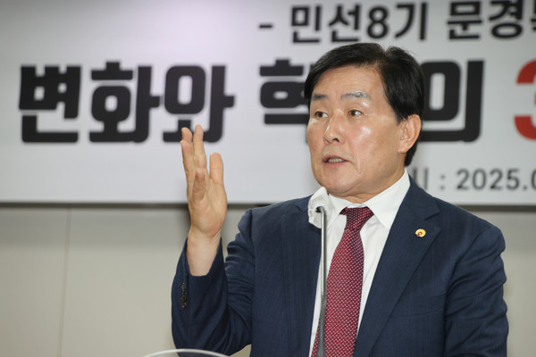 문경복 옹진군수가 1일 민선8기 취임 3주년을 맞아 기자회견을 열고 “군민 중심의 변화와 혁신을 이어가겠다”며 지난 3년간의 성과와 앞으로의 군정 비전을 밝혔다. (사진제공=옹진군)