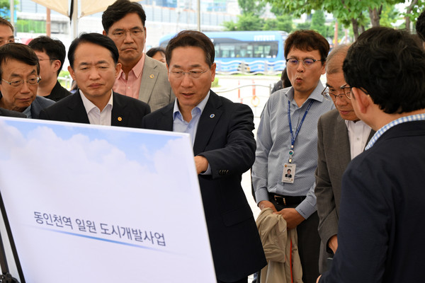 유정복 시장이 1일 동인천역 북광장에서 동인천역 일원 도시개발사업을 점검하고 있다. (사진제공=인천시)