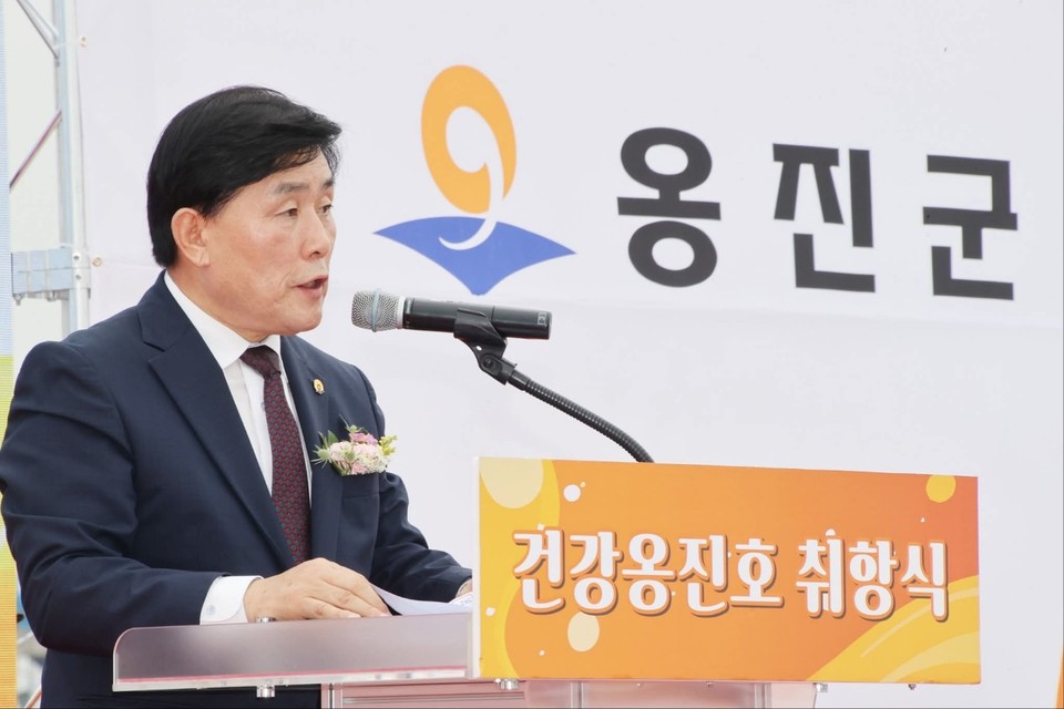 지난 6월27일 열린 건강 옹진호 취항식에서 문경복 옹진 군수가 기념사를 하고 있다. (사진=문경복 옹진군수 페이스북)