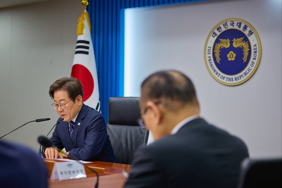 이재명 대통령이 23일 첫 수석·보좌관 회의를 주재하며 국정 전반에 대한 강력한 책임의식을 강조했다.  (사진=이재명 대통령 페이스북)
