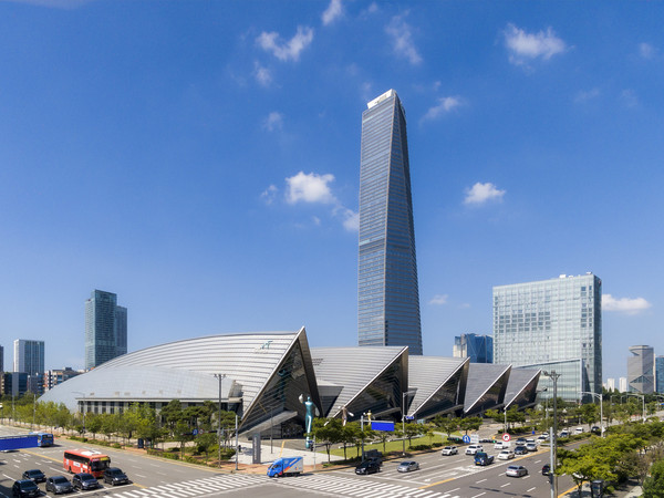 인천경제자유구역청이 ‘2025년 아시아태평양경제협력체(APEC) 인천회의’의 성공적 개최를 위해 본격적인 준비에 돌입했다. 사진은 송도컨벤시아  전경. (사진제공=인천경제청)