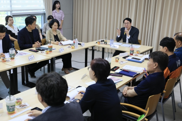화성특례시가 지난 1일 동탄7동 행정복지센터 내 화성시자살예방센터에서 ‘자살 예방 및 위기 대응 체계 강화를 위한 유관기관 공동대응 대책회의’를 열고 자살 예방을 위한 선제적인 대응 방안 마련에 나섰다. (사진제공=화성시)