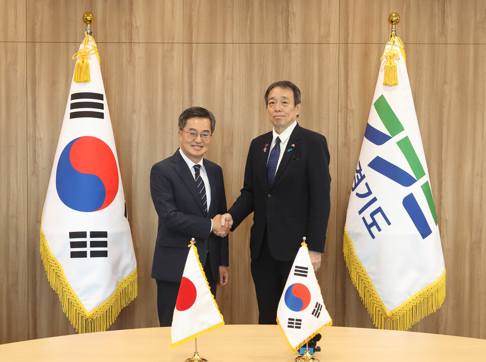 2일 오후 김동연 경기도지사가 도청 집무실에서 미즈시마 코이치 주한 일본 대사와 기념촬영을 하고 있다. (사진제공=)
