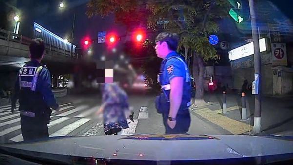 80대 치매 노인이 10차선 왕복도로를 걸어가다가 우연히 마주친 경찰에 구조됐다. (사진제공=경기남부경찰청)