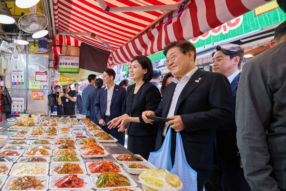 이재명 대통령이 3일 오전 자신의 페이스북에 ‘세계 일회용 비닐봉투 없는 날’을 맞아 글을 올리고, 일상 속 탈플라스틱 실천을 국민들에게 당부했다. (사진=이재명 대통령 페이스북)