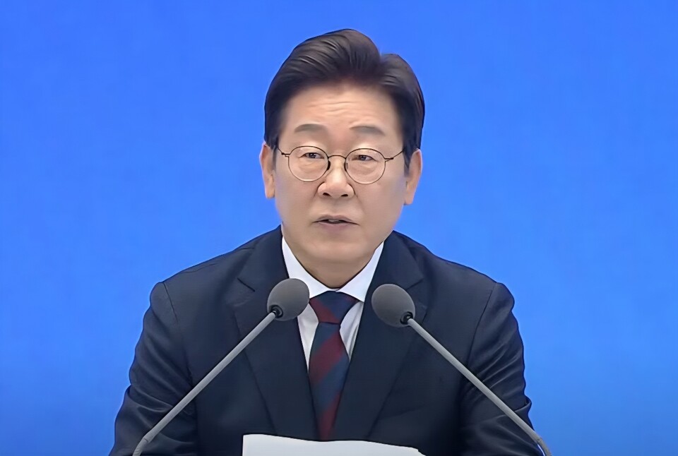 이재명 대통령이 3일 취임 30일을 맞아 첫 공식 기자회견을 열고 “국민의 삶을 중심에 두는 국정, 민생 회복과 균형 발전, 정의로운 통합에 총력을 다하겠다”고 밝혔다. (사진=이재명 TV 캡처)