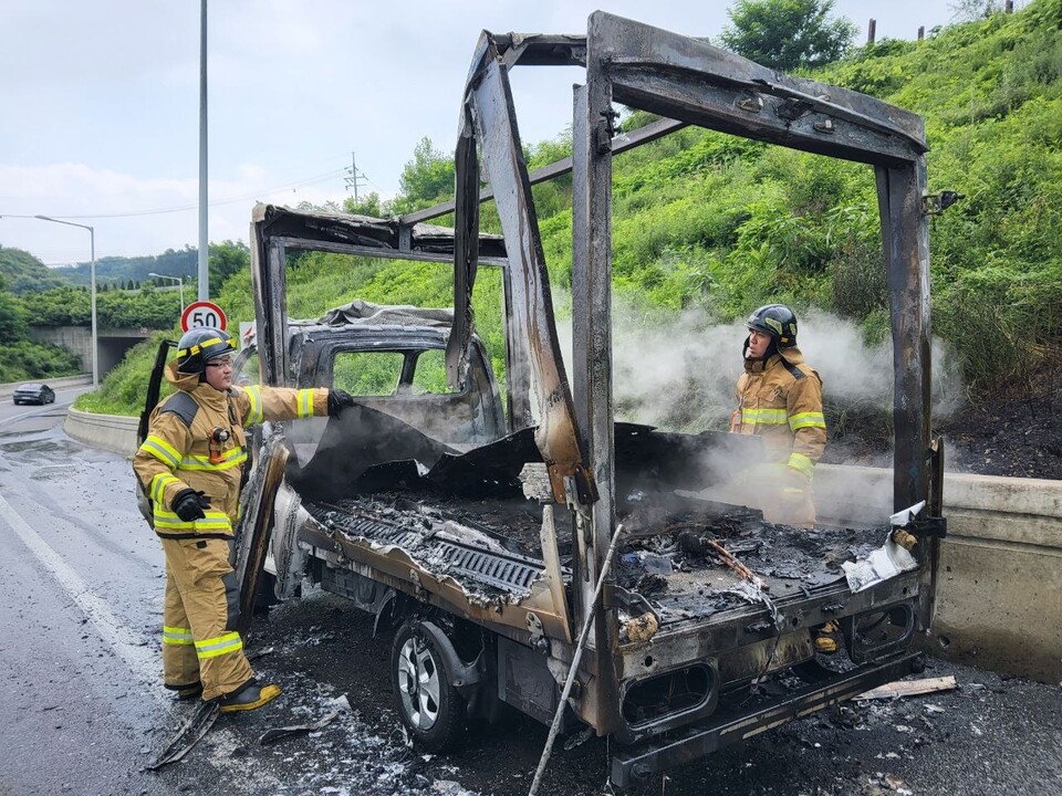 3일 오전 11시11분께 용인시 처인구 영동고속도로 서용인JC 부근에서 실험용 전기차 배터리를 운반 중이던 1톤 트럭에서 화재가 발생했다.