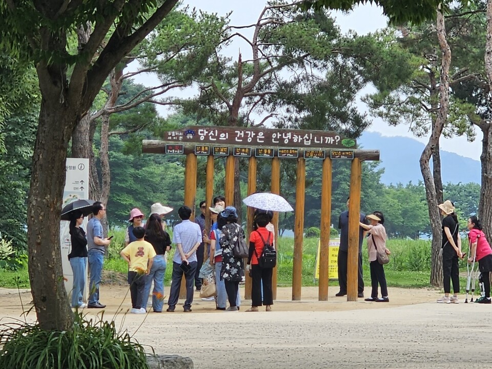 3일 오후 2시47분께 양평군 양서면 두물머리 방문객들이 건강측정 체험공간 앞에 모여 자신의 체형을 확인해보고 있다. (사진=이건구 기자)