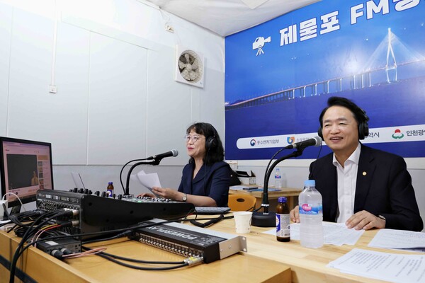 인천 동구 현대시장에 주민과 상인이 함께 참여하는 소통형 방송국 ‘제물포 FM 라디오’가 문을 열었다. (사진제공=동구)