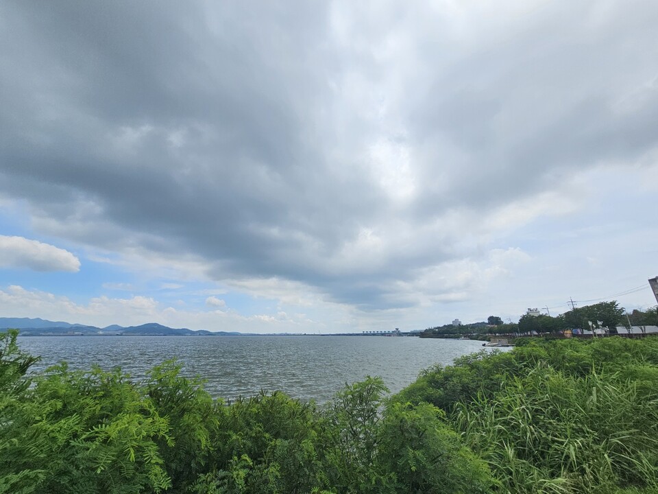 5일 토요일 수도권(경기·인천) 지역은 대체로 흐리겠으며, 아침까지 일부지역에는 빗방울이 떨어지거나 약한 비가 내리는 곳이 있겠다. (사진=중앙신문 DB)