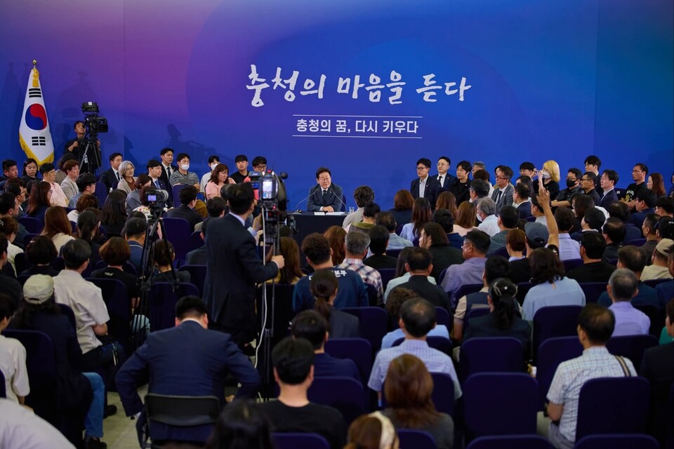 이재명 대통령이 4일 자신의 SNS에 충청권 타운홀미팅 소회를 올리며 “변화는 책상이 아니라 현장에서 시작된다”고 밝혔다. 하루 전인 3일 “충청에서 뵙겠다”고 예고했던 그는 약속대로 대전컨벤션센터에서 열린 ‘충청권 다함께 미팅’을 통해 국민들과 직접 만났다. (사진=이재명 대통령 페이스북)