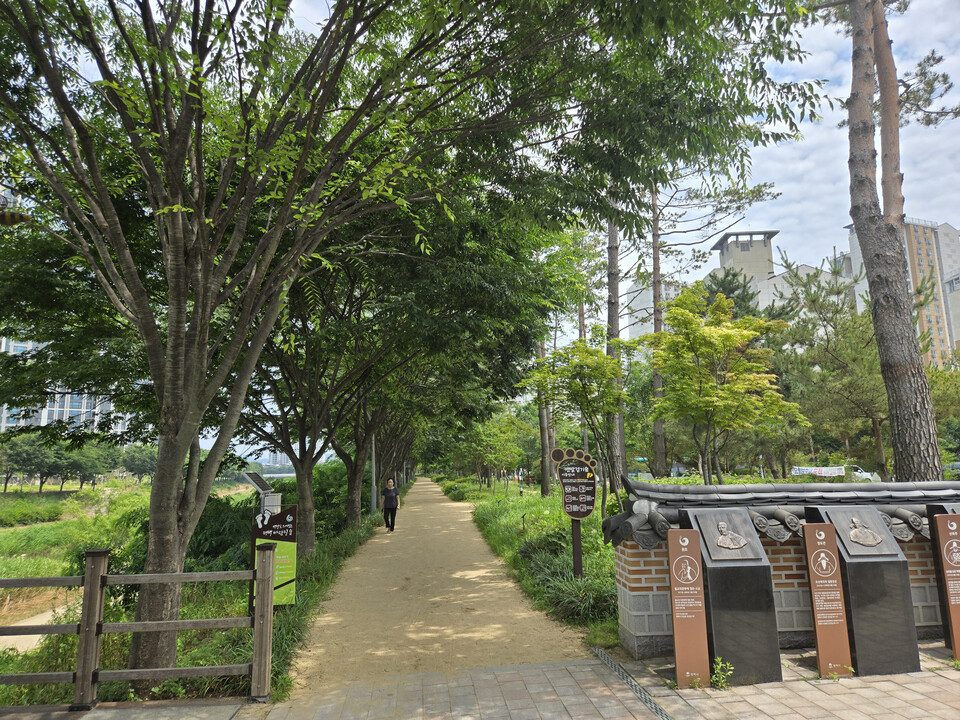 평택시 안성천 발원지에서 양성교를 지나 동삭지구까지 이어지는 ‘평택 바람길숲’이 2025년 산림청이 선정한 ‘산책하기 좋은 도시숲 10선’에 이름을 올렸다. (사진제공=경기도)