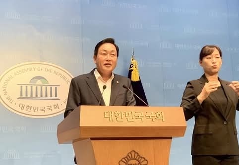 서울~양평 고속도로 특혜 의혹과 공흥지구 개발 의혹 등으로 출국금지 조치를 받은 김선교 국민의힘 의원(여주시·양평군)이 7일 국회에서 기자회견을 열고 “장난질 그만하고 저를 직접 조사하라”며 특별검사팀을 정면 비판했다. (사진=김선교 의원 페이스북)