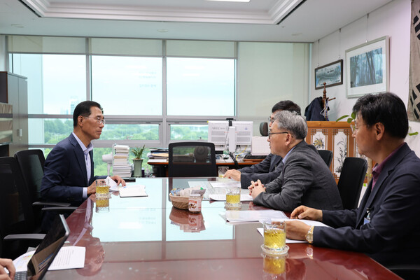 김주영 의원이 여의도 국회의원회관에서 조명우 인하대학교 총장과 이택 인하대병원장을 만나 김포 인하대병원 설립 진행 상황을 점검하고 추진방안에 대해 논의하고 있다. (사진제공=김주영 국회의원실)
