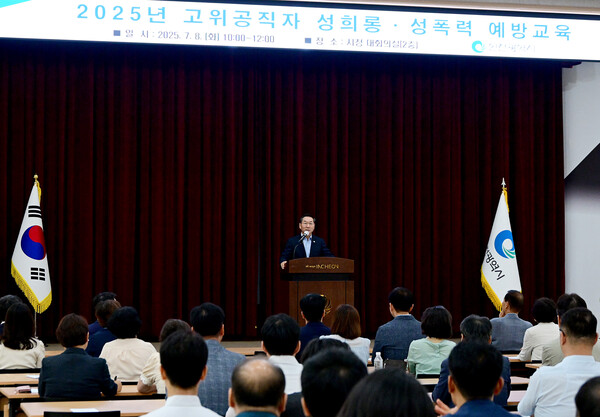 유정복 시장이 8일 시청 대회의실에서 열린 '2025년 고위공직자 성희롱·성폭력 예방교육'에서 인사말을 하고 있다. (사진제공=인천시)