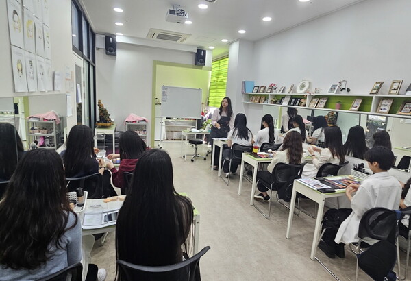 김포시청소년재단이 운영 중인 학교밖청소년 자립지원 프로그램에 참여한 학교밖청소년들이 수업을 듣고 있다. (사진제공=김포시)