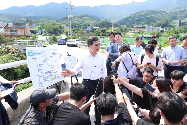 8일 오후 김동연 경기도지사가 양평군 양서면의 서울-양평고속도로 현장을 방문하여 점검하고있다. (사진제공=경기도)
