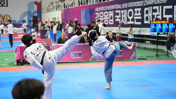 지난 5일 부산광역시 기장실내체육관에서 진행된 ‘2025 김운용컵 국제오픈태권도대회’에 참가한 신천지 태권도 대표팀 신우주 선수(왼쪽)가 품새 경기에서 고려품새를 시연하는 중 옆차기 동작을 하고 있다. (사진제공=)