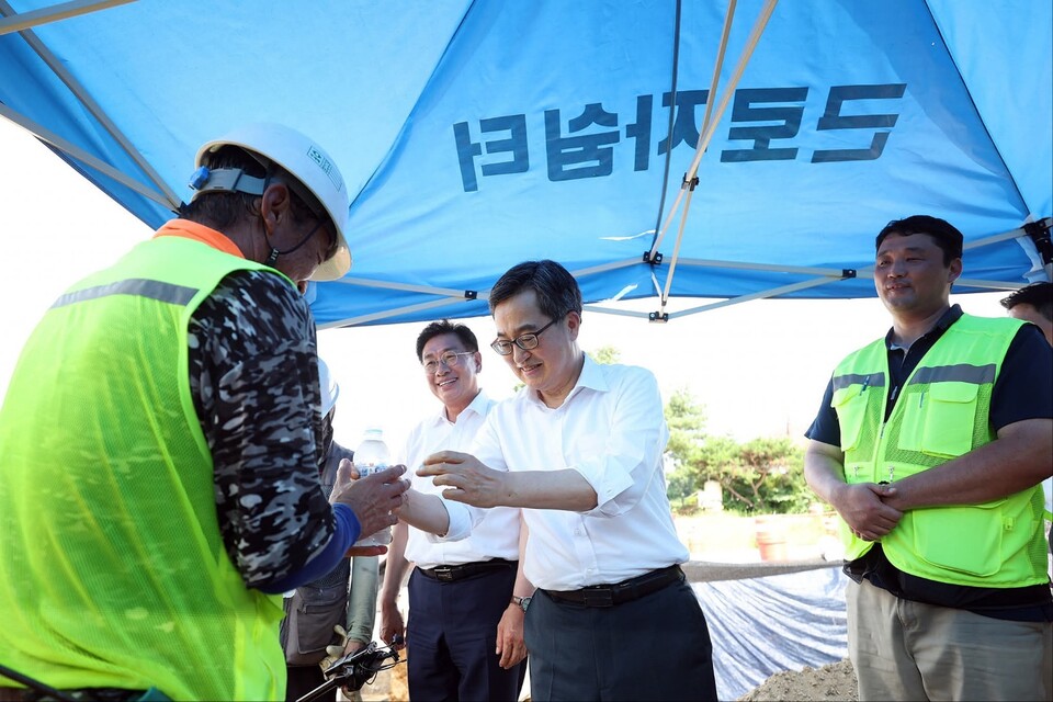 김동연 경기도지사가 9일 양평 도로건설현장을 찾아 폭염 속에서 근무 중인 현장 근로자들을 위로하고, 폭염에 취약한 계층에 대한 대책 강화를 당부했다. (사진=김동연 경기지사 페이스북)