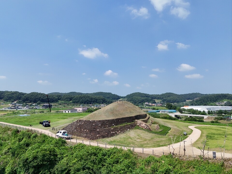 임진강 북쪽 절벽 위, 푸르른 구릉을 따라 완만히 펼쳐진 성곽. 찜통더위가 이어지는 8일 오전 연천군 장남면 원당리에 위치한 호로고루성을 찾았다. (사진=오기춘 기자)