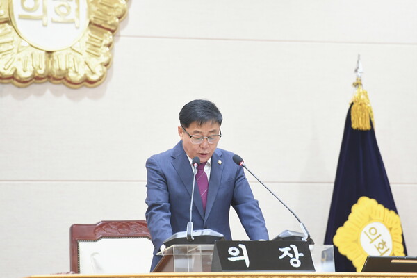 윤창철 의장이 제379회 임시회 제1차 본회의에서 ‘개발제한구역 내 농촌체류형      쉼터 허용 촉구 건의안’을 채택하고 있다. (사진제공=양주시의회)